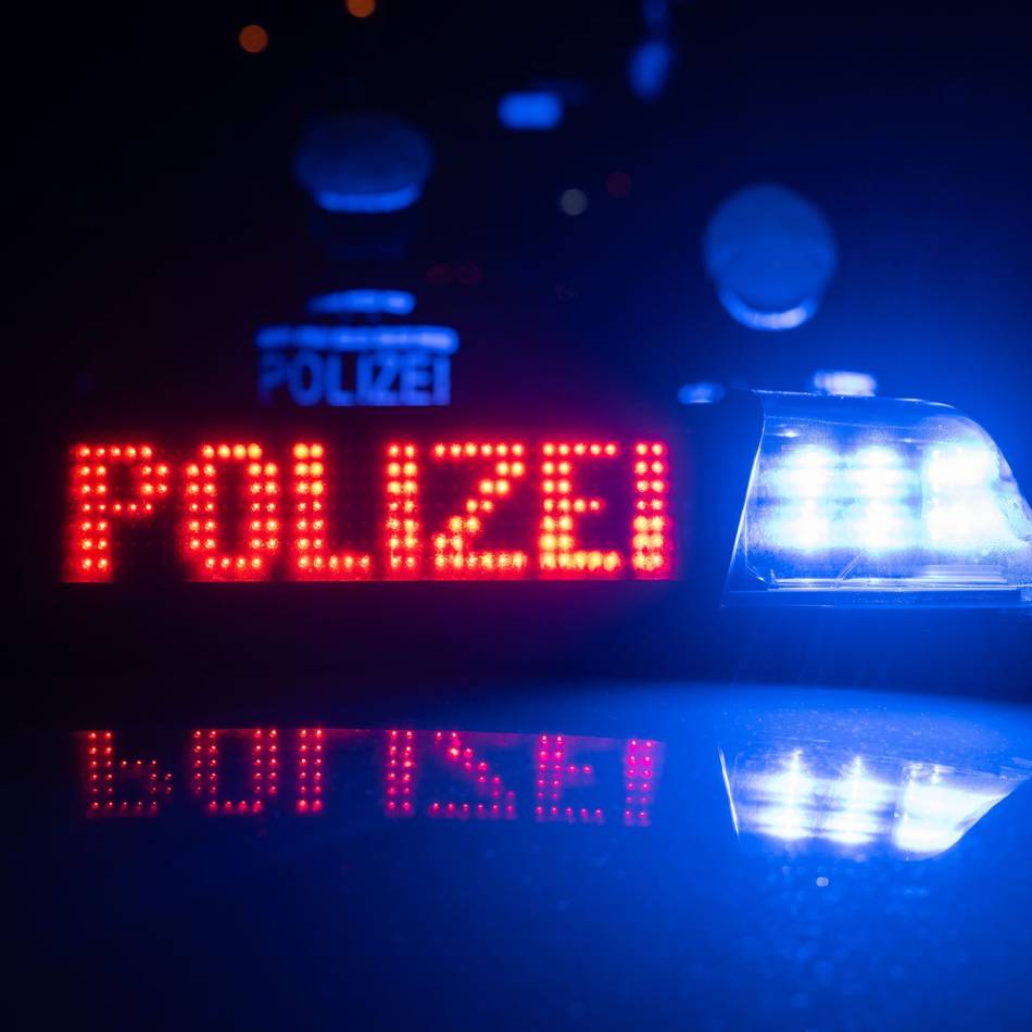 Schnee und Glätte im Kreis Wesel: Zwei junge Männer aus Alpen bei Autounfall in Xanten schwer verletzt