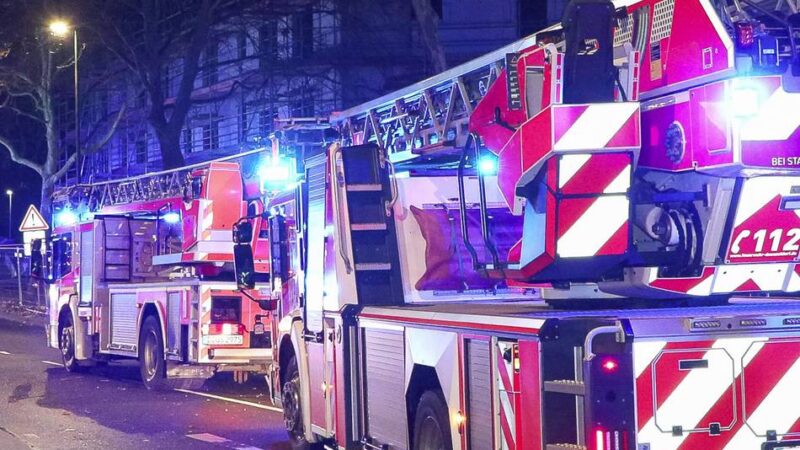 In der Silvesternacht: Kellerbrand in Garath – Feuerwehr muss zwölf Menschen betreuen