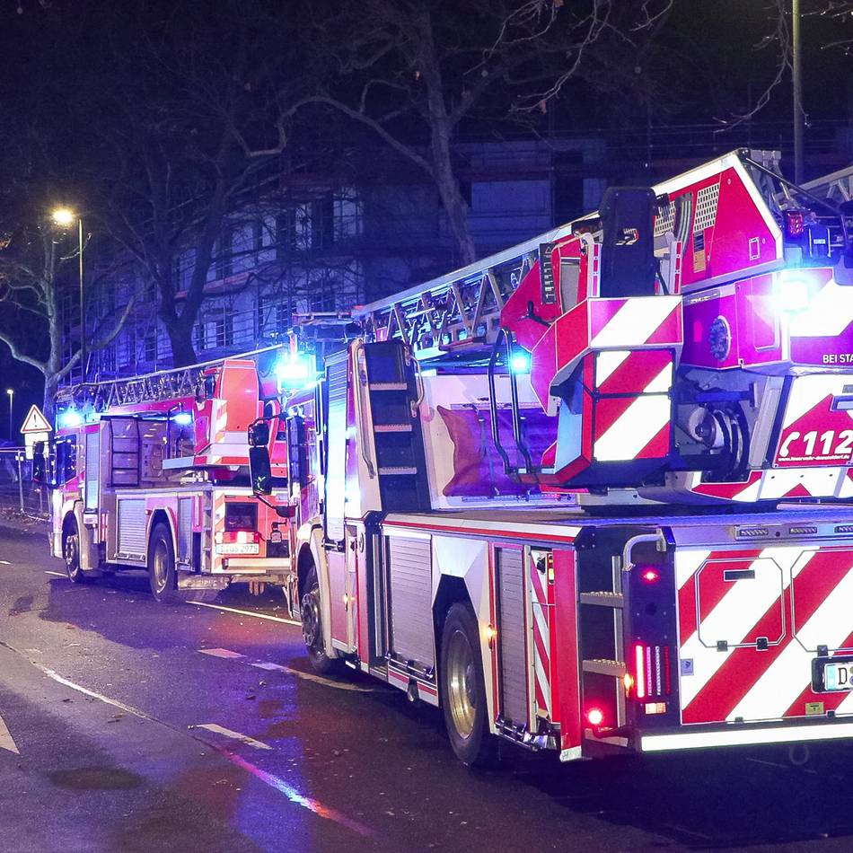 In der Silvesternacht: Kellerbrand in Garath – Feuerwehr muss zwölf Menschen betreuen