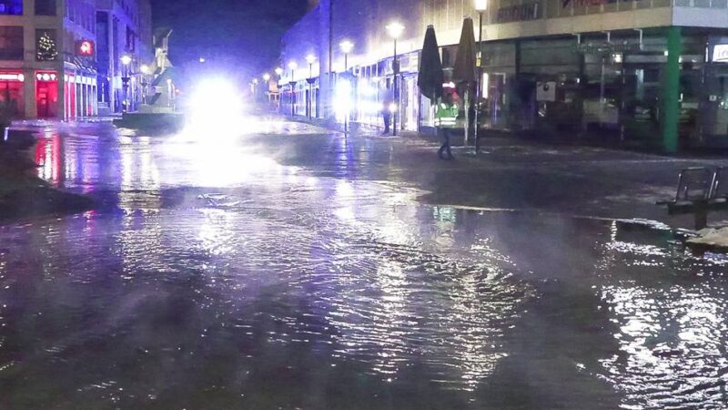 In Langenfeld: Wasserrohrbruch in der Fußgängerzone