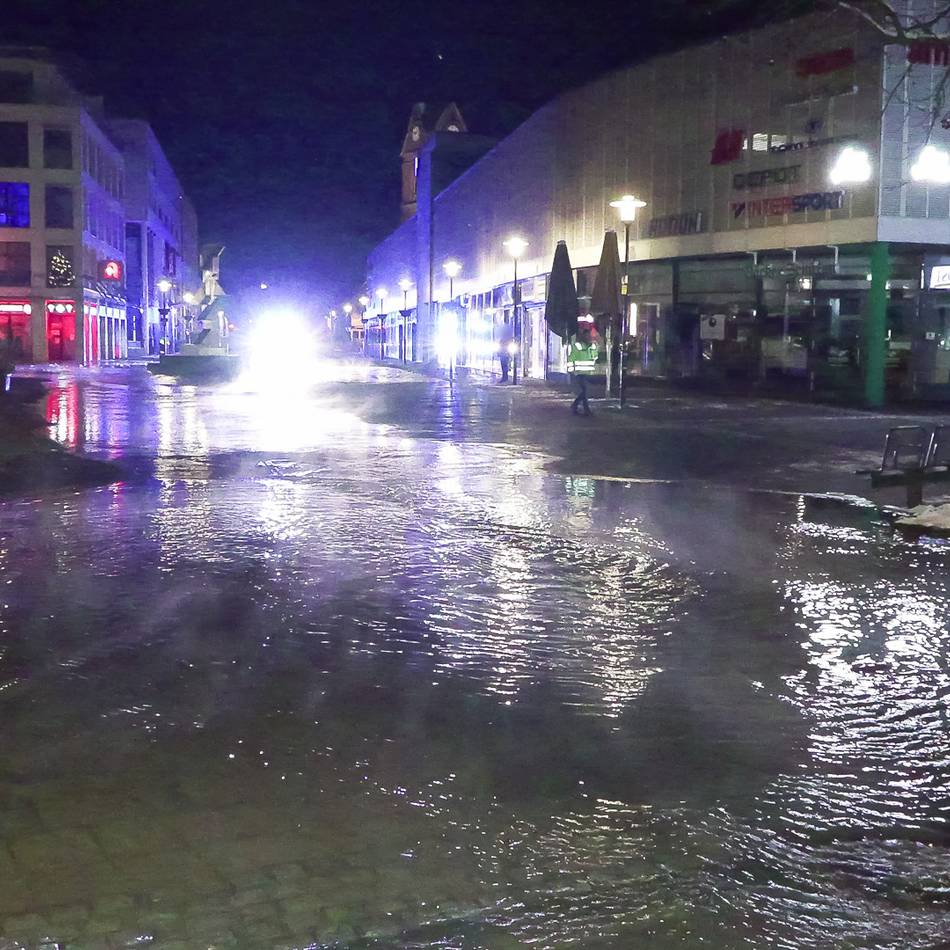 In Langenfeld: Wasserrohrbruch in der Fußgängerzone
