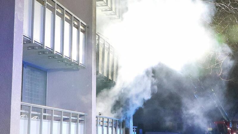 In der Charlottenburger Straße: Acht Verletzte nach Wohnungsbrand in Monheim