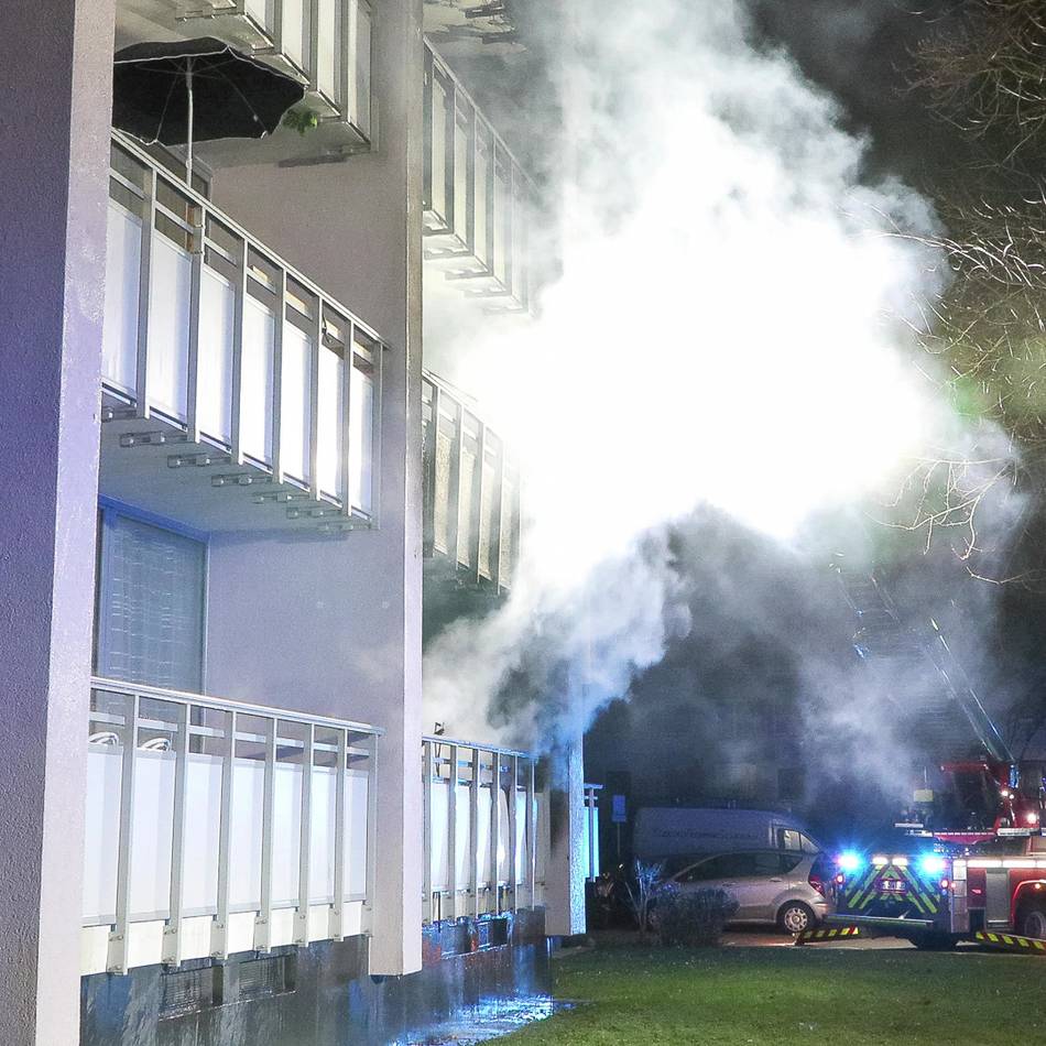 In der Charlottenburger Straße: Acht Verletzte nach Wohnungsbrand in Monheim
