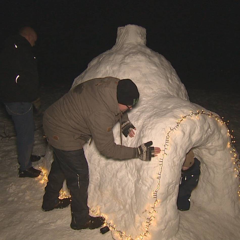 Wintereinbruch im Kreis Kleve: Familie aus Geldern baut sich ein Iglu