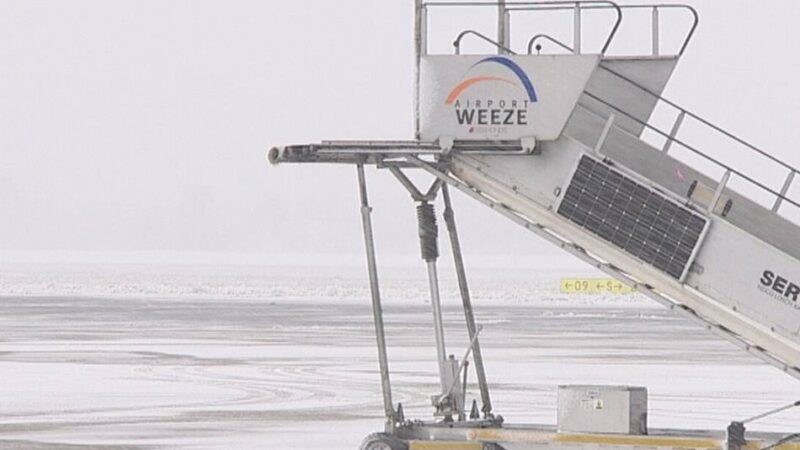 Wintereinbruch am Niederrhein: Schneechaos am Airport Weeze – mehrere Flüge umgeleitet