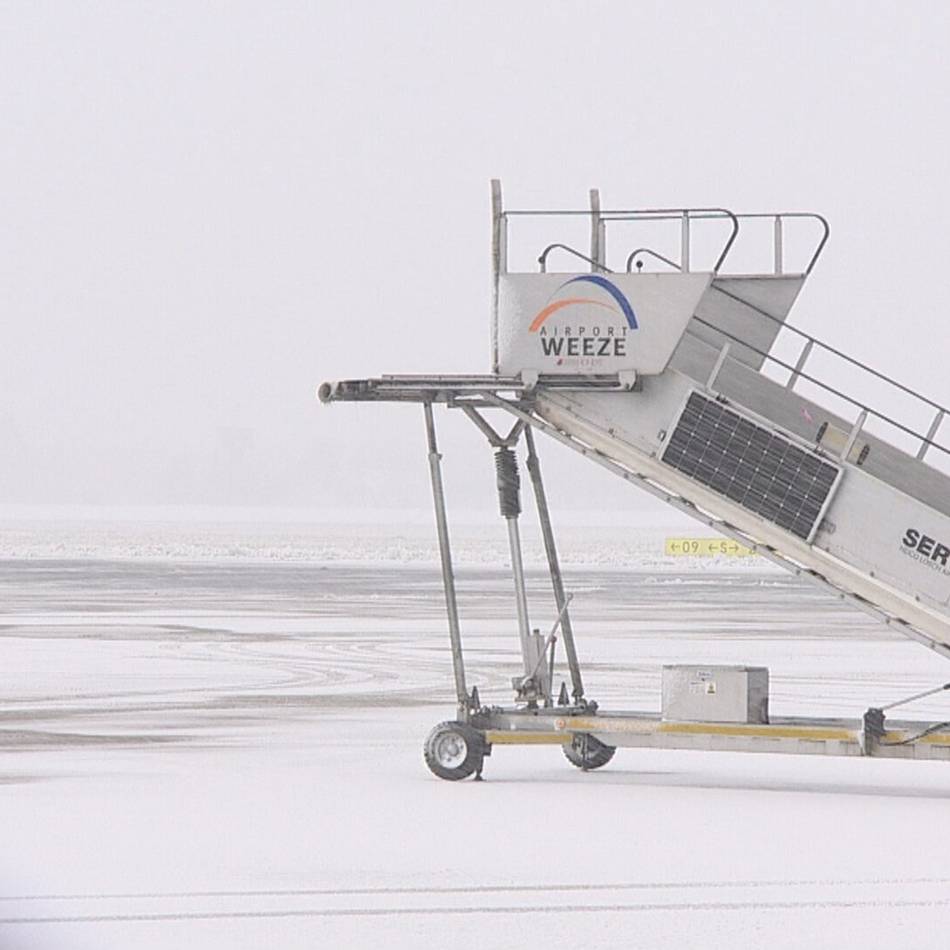Wintereinbruch am Niederrhein: Schneechaos am Airport Weeze – mehrere Flüge umgeleitet