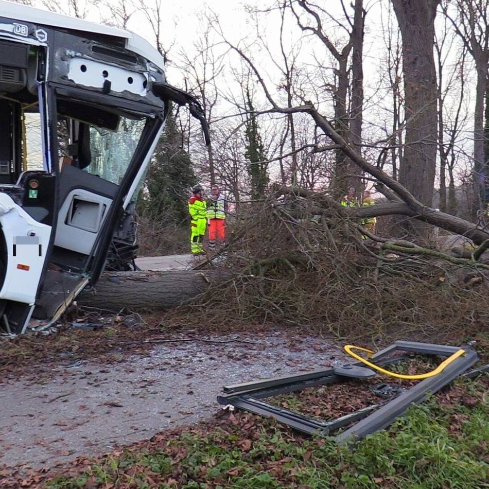 Mehrere Verletzte: Busfahrer bei Unfall lebensgefährlich verletzt