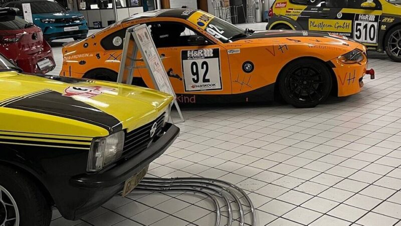 „Motorsport-Frühstück“ in Wermelskirchen: Autohaus Hildebrandt verwandelt sich in Boxengasse