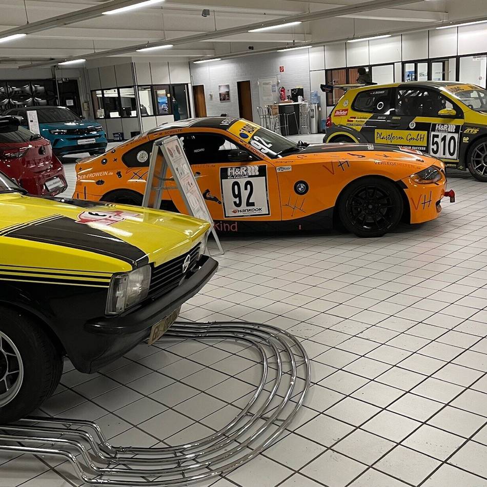 „Motorsport-Frühstück“ in Wermelskirchen: Autohaus Hildebrandt verwandelt sich in Boxengasse