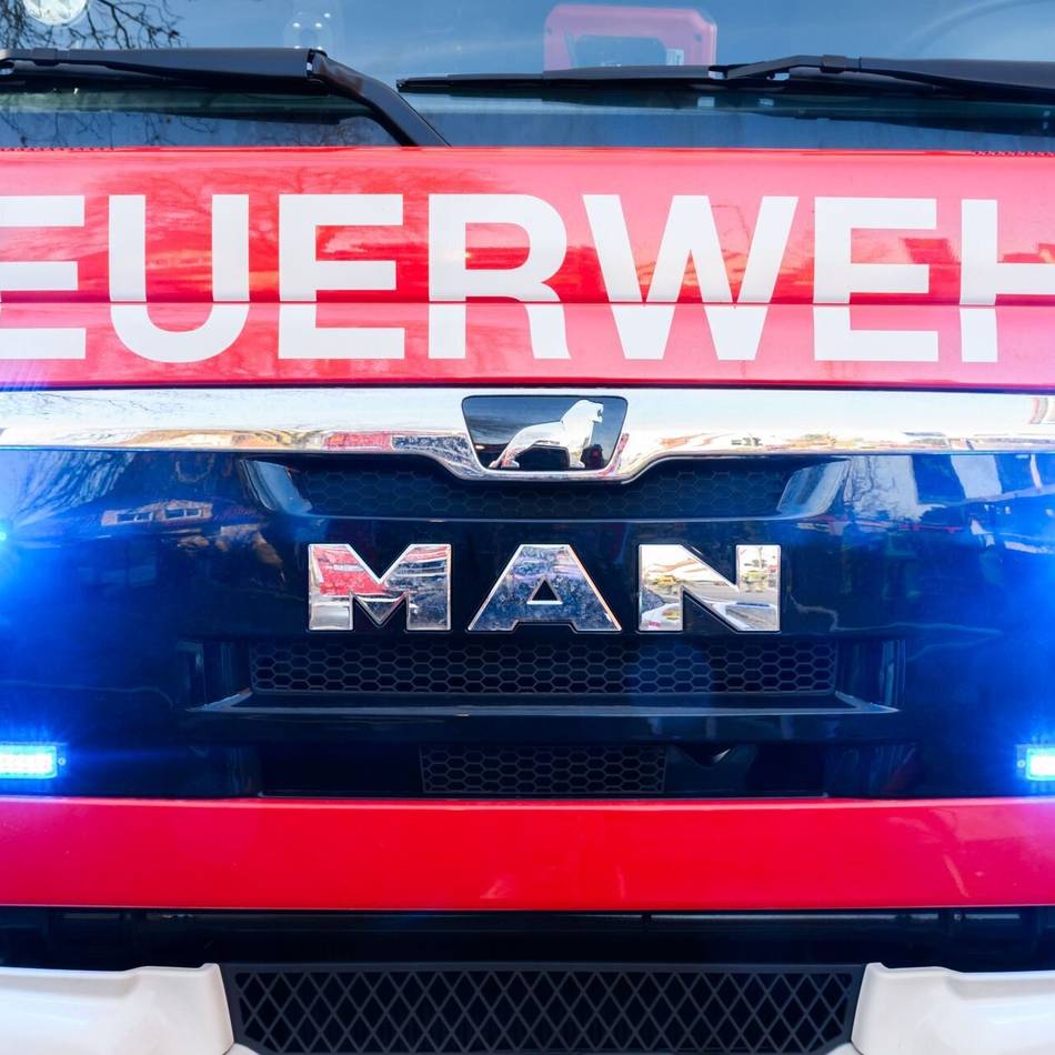 Verkehrsunfall bei Sonsbeck: Feuerwehr unterstützt bei Unfall mit einem Verletzten auf der A57