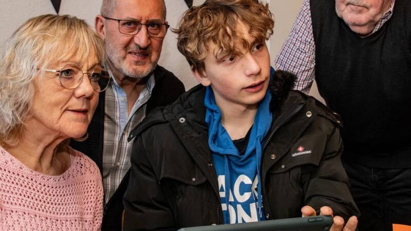 Whatsapp, Netflix, Apps: Schüler helfen Senioren beim Smartphone