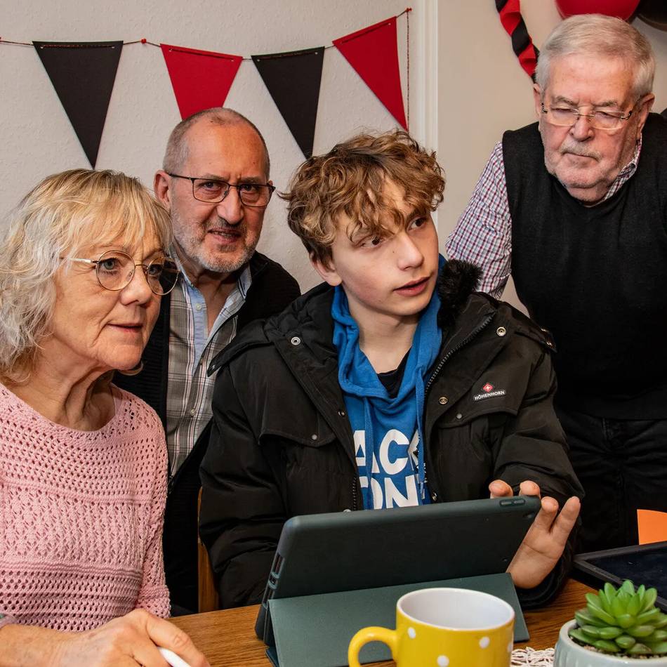 Whatsapp, Netflix, Apps: Schüler helfen Senioren beim Smartphone