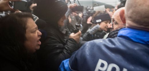 Crans-Montana: Opferanwälte befragen Barbetreiber, Anwesende rufen »Mörder«