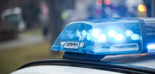 Berlin-Neukölln: Jugendlicher tritt Mann Bahnhofstreppe runter, Freunde filmen