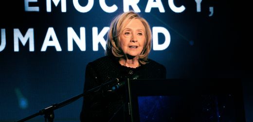 »World Forum 2026«: Hillary Clinton warnt in Berlin vor »Bündnis der Autokratie«