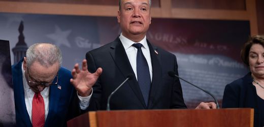 Alex Padilla: Demokratischer Senator vergleicht Donald Trump mit Diktator