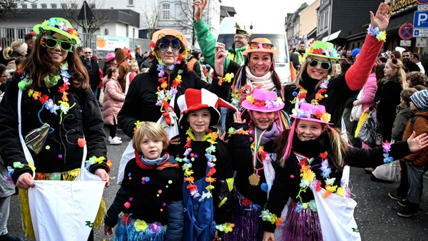 Velberter Rosenmontagszug im Live-Ticker: Fotos, Videos und Infos gibt es hier