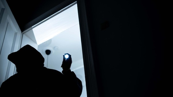 Einbruch in Wülfrather Wohnung: 76-Jähriger verletzt und beraubt