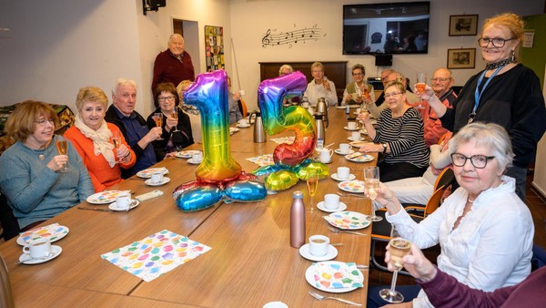 Englisch, Kochen, kreativ sein: Velberter ZWAR-Gruppe feiert Geburtstag