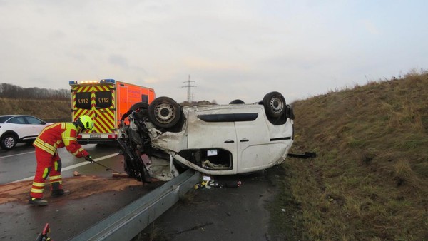 Autobahn-Unfall: Fahrzeug überschlägt sich mehrfach auf der A44 bei Heiligenhaus