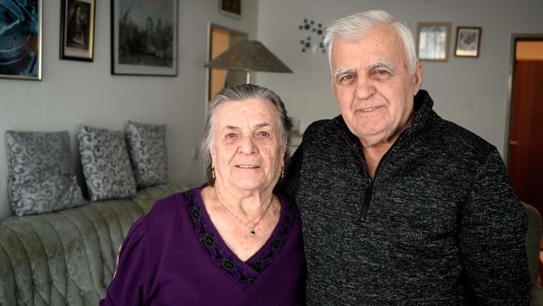 Fröhliche Hochzeit auf der Straße: Bei den Gücmens hält die Liebe ein Leben lang