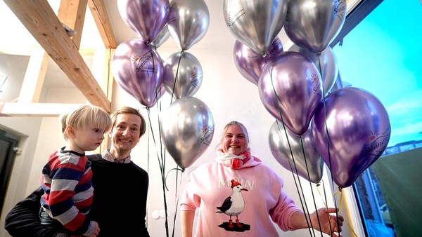 Mit 2000 Ballons auf Tour: Velberter Familie baut witzigen Karnevalswagen