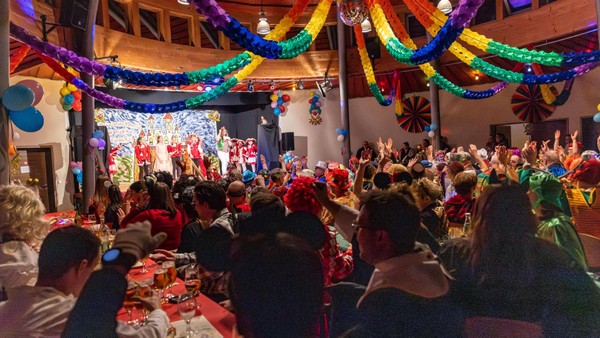 Schwarze Männer, Nörgler und ABBA: Fröhlicher Nevigeser Pfarrkarneval begeistert