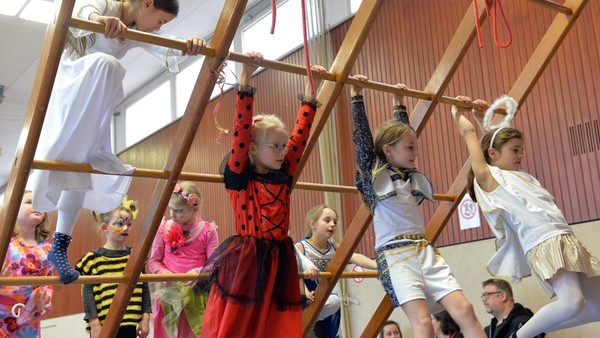 Heiligenhaus: Sportverein verwandelt Turnhalle in ein Kinderkarneval-Paradies