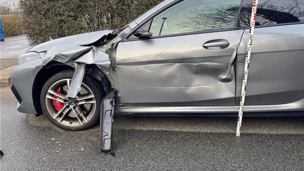 Unbekannter LKW-Fahrer verursacht 20.000 Euro Schaden an geparktem BMW