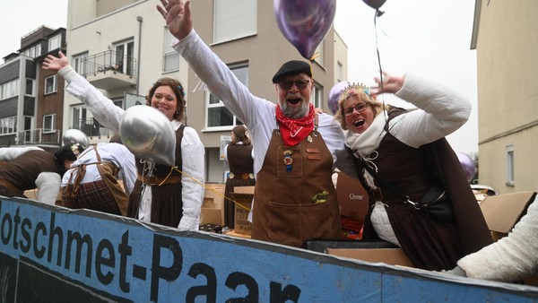 Heiligenhaus feiert bunten Nelkensamstagszug mit 15.000 Jecken in der Innenstadt