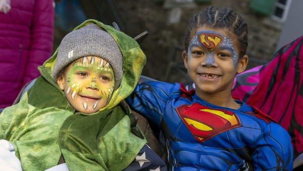 Sonne und gute Laune begleiten den Tulpensonntagszug in Velbert-Langenberg