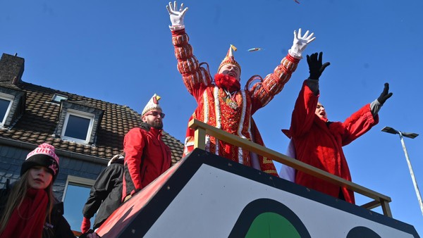 Narren in Velbert-Tönisheide feiern bei strahlendem Sonnenschein – über 50 Fotos