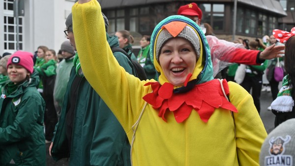 Karneval in Velbert: So schunkelten sich die Narren beim Rosenmontagszug warm