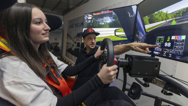 Lavinia gibt Gas: Neuer Rennsimulator in Velbert sorgt für Adrenalin pur