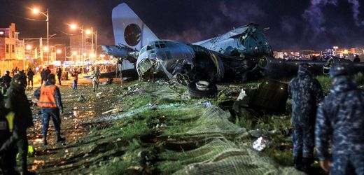 Bolivien: Mit Geldscheinen beladenes Militärflugzeug kommt von Landebahn ab – 15 Todesopfer