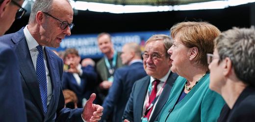 Wie sich Angela Merkel und Friedrich Merz auf dem CDU-Parteitag begegneten