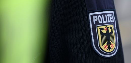 Aschaffenburg: Mann leckt Schuhsohlen von Frauen ab – Bundespolizei sucht Zeugen