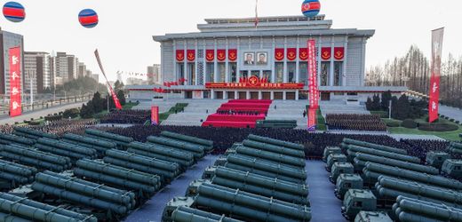 Nordkorea: Kim Jong Un lässt neue 50 Raketenwerfer in Pjöngjang auffahren