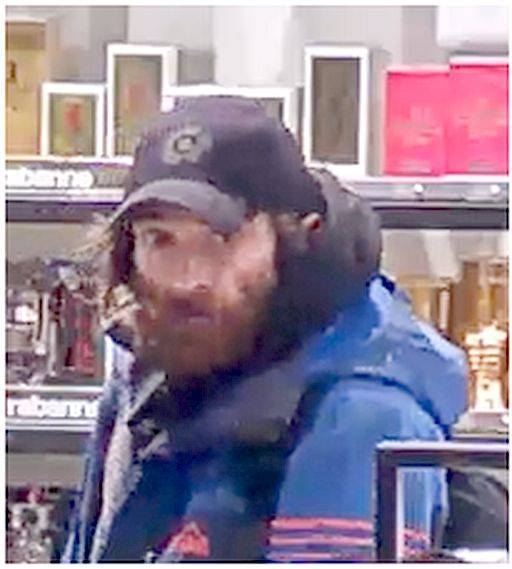 Parfüm-Diebstahl in Kleve: Wer kennt diesen Mann? Polizei fahndet mit Bildern nach Verdächtigem