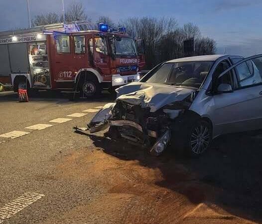 Unfall auf der McDonald’s-Kreuzung: Drei Menschen bei Zusammenstoß in Rheinberg leicht verletzt