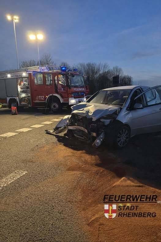 Unfall auf der McDonald’s-Kreuzung: Drei Menschen bei Zusammenstoß in Rheinberg leicht verletzt