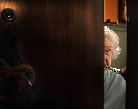 Dreiste Räuber in Duisburg: Seniorin nach Trickdiebstahl kurzzeitig bewusstlos