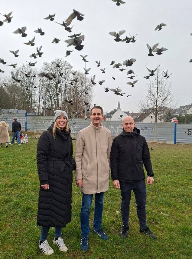 Für mehr Tierwohl in Mettmann: Die „Friedensfedern“ füttern nun die Tauben
