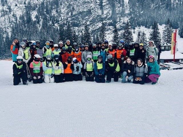 Wintersport und Gemeinschaft: „Gipfelstürmer“ der Gesamtschule Geldern auf Ski und Snowboard unterwegs