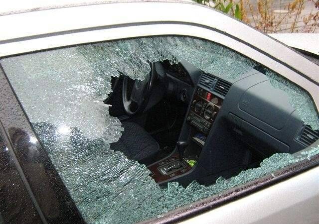 Zeuge sah zwei Täter: Diebstähle aus Fahrzeugen in Goch – Täter schlagen Scheiben ein