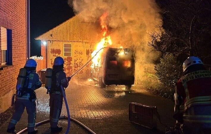 Schnelles Eingreifen in Goch: Brennendes Wohnmobil – Feuerwehr verhindert Gebäudebrand in Asperden