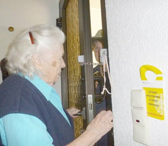 Trickbetrüger in Duisburg-Mündelheim: Falsche Wasserwerker stehlen Schmuck von Seniorin (88)