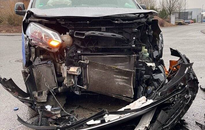 Unfall in Hückeswagener Gewerbegebiet: Ein Verletzter bei Kollision zweier Autos
