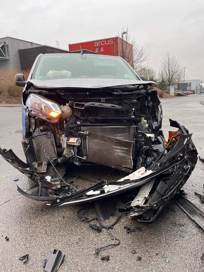 Unfall in Hückeswagener Gewerbegebiet: Ein Verletzter bei Kollision zweier Autos