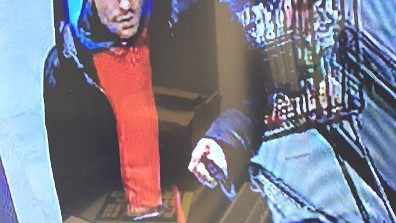 Dieb in Emmerich gesucht: Rabiater Ladendieb bei Edeka – wer kennt diesen Mann?